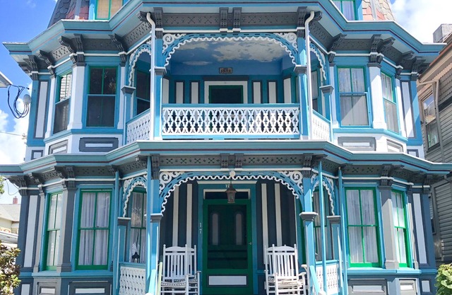 Best Location! Jackson St, 9 bedrooms 8 baths. Pool, 300ft Beach