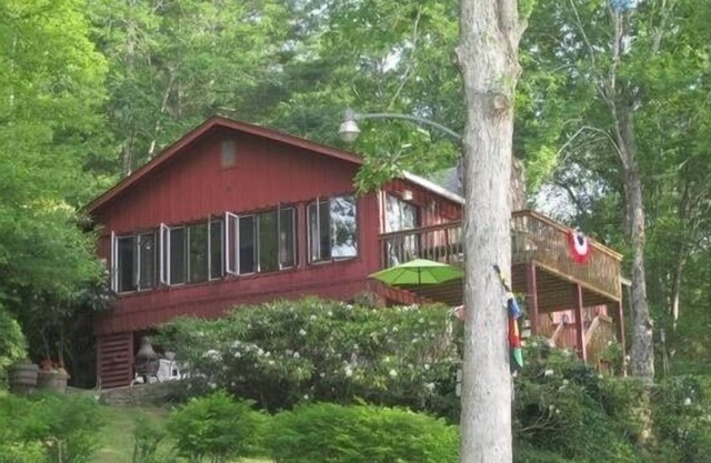 Best Location on the Lake. Summer, Fall & Holidays 2025 & 3 miles to Cashiers Nc