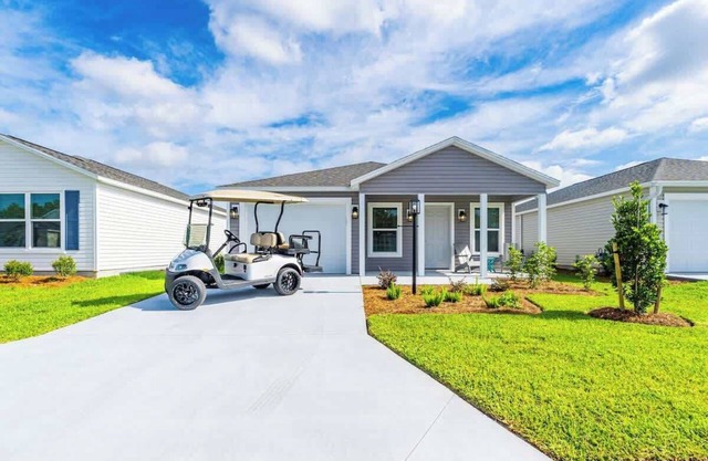 Best of The Villages! 2BR/2BA Home with Cart & Amenity Access