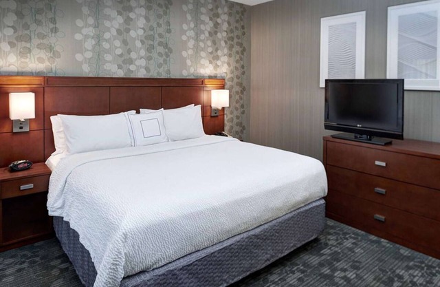 Best Place to Stay in Brookfield! Indoor Swimming Pool, Pet-friendly Property!