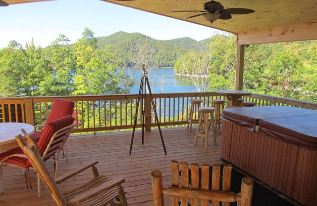 Best Sunset!, hot tub!, canoes! read more about me.