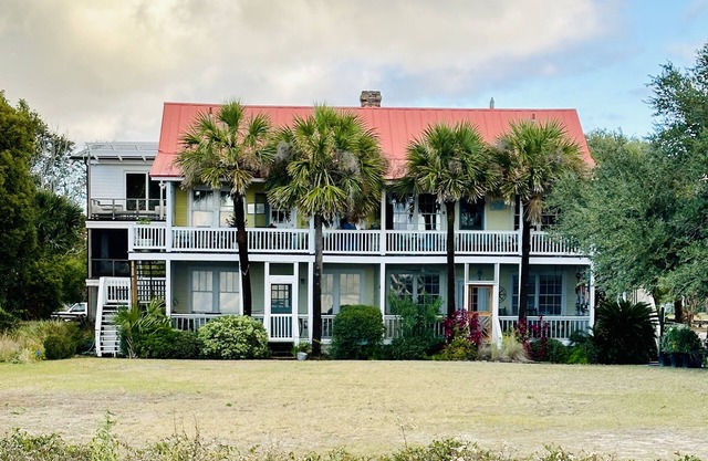 Best Sunsets on Sullivans- Beachfront- Top Floor