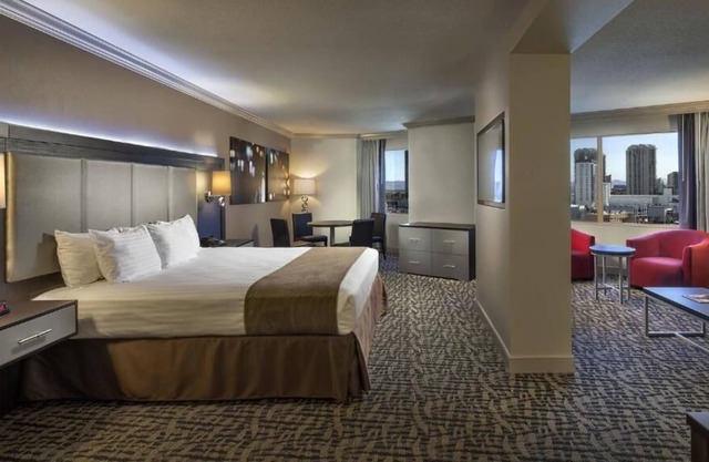Best Vegas Find! Spacious Suite, 2 Pools, Close to Fremont Street Experience!