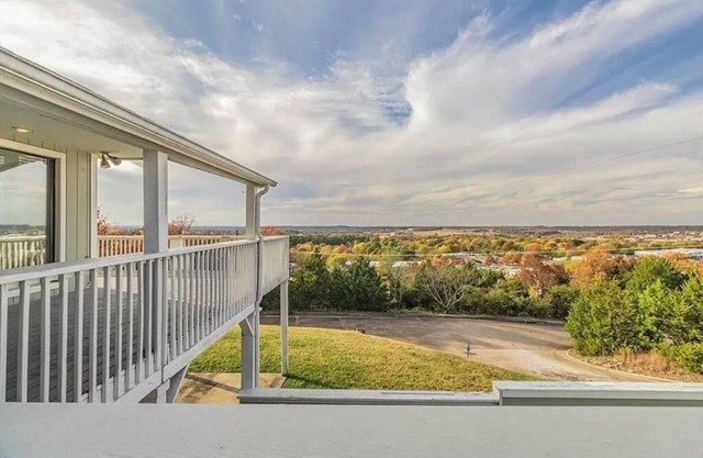 Best view in Fayetteville! Hot tub private Oasis