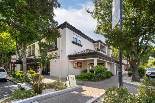 Best Western Plus Palm Court Hotel