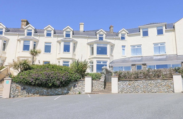 BETHAN APARTMENT, pet friendly, with pool in Trearddur Bay