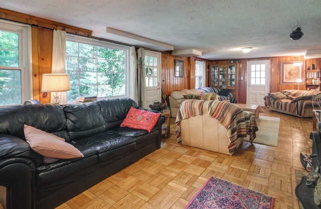 Bethesda Apartment + Yard ~ 9 Mi to D.C.