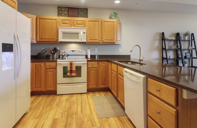 Betsie Harbor Lodging- Unit 1. Spacious apartment with access to Main Street