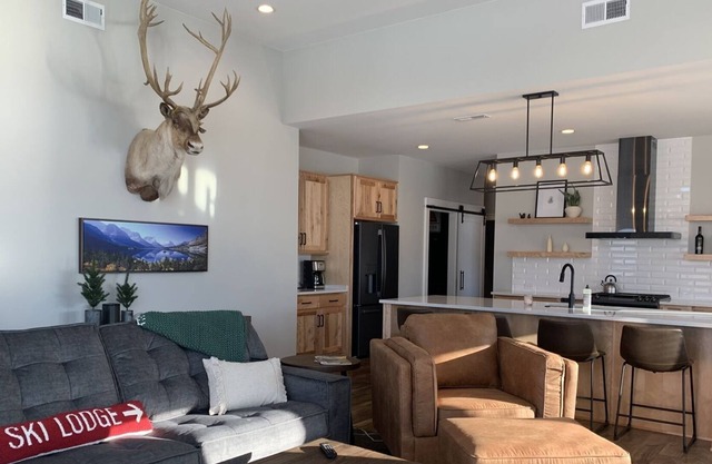 Beyond Yellowstone a modern vacation rental with Wi-Fi and Hot Tub