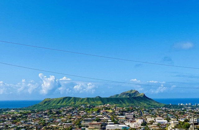 BIG ALOHA & AWESOME VIEW AT THIS HAWAIIAN HOME!