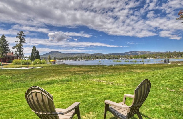 Big Bear Casa by Destination Big Bear : Amazing 3BR/2BA Lakefront Condo, WiFi, Outdoor Heated Spa, FREE Kayak/Bicycle Rental!