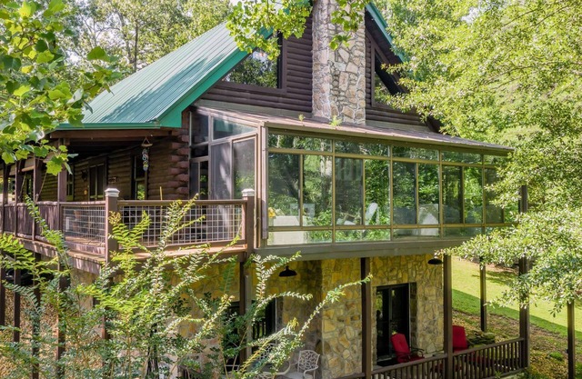 Big Bend Retreat: 5 BR, 3 BA House in Houston, Sleeps 14