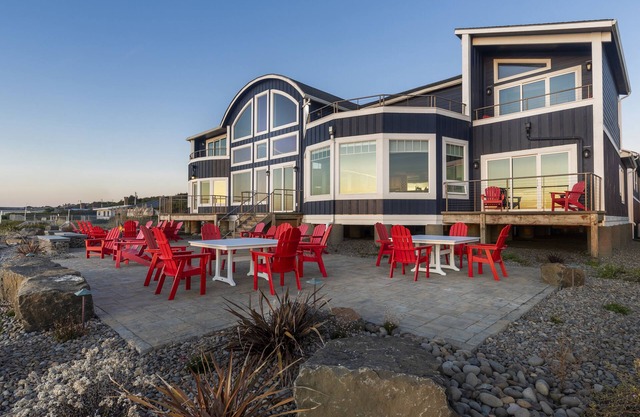 Big Blue, 13 Steps to the Beach, Guest House, Game Room, Oceanfront, WiFi, Hot Tub