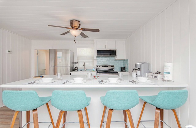 Big dog friendly*Outdr Shower*1 blk to beach