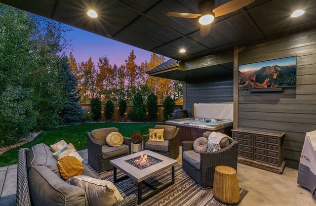 Big Green - Downtown Luxury w/Hot Tub