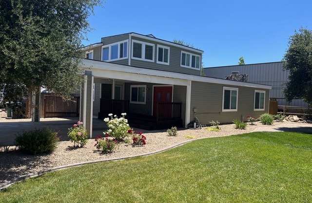 Big Green House 4bdrm - 3 bath with Pool Table