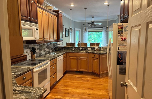 BIG ISLAND TIME Lakefront Family Vacation Home-4Bd-4BA-Sleeps 15-Cove-Dock-Slip