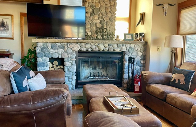 Big Sky Mountain Village-Ski-In/Ski-Out Chalet-walk to restaurants/bars/shopping