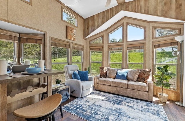 Big-Tiny Farm Stay w/Pool-15Min to Chattanooga!