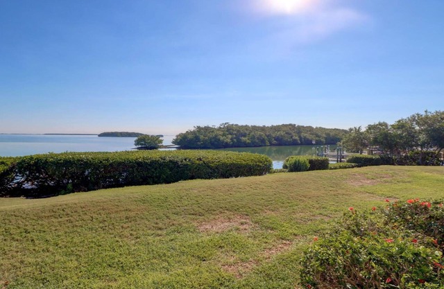 BIG water view! UPDATED! Private pool, hot tub. gym, 3 min to Ft. DeSoto BEACH