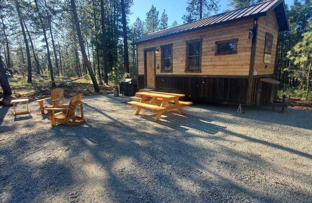 Bigfoot Bungalow themed tiny home cabin! In the woods, 15 min from airport