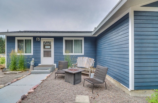 Bigfork Cottage w/Hot Tub ~ 6 Mi to Flathead Lake
