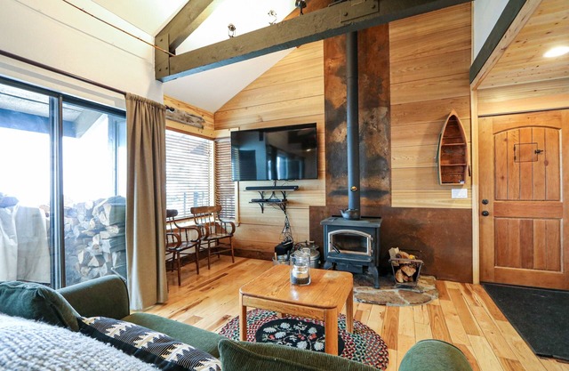 Bigwood 80 Remodeled, Private Washer Dryer, Close to Eagle Lodge by RedAwning