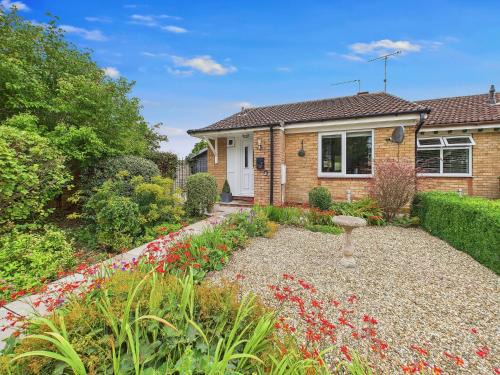 Bijou Abode- bungalow- free private parking and secure cabin