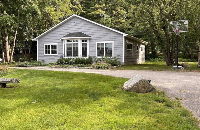 Bijou By The Bay-Guest House on large waterfront estate, short walk to Bar Harbor