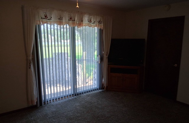 Bike, Fish, Relax 3 BR Lakefront Ranch House