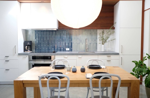 Biking and hiking paradise! Bright and cheerful one bedroom cottage with patio.