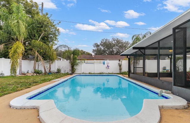 Billiard Room & Inviting Pool-Perfect Home Retreatnn