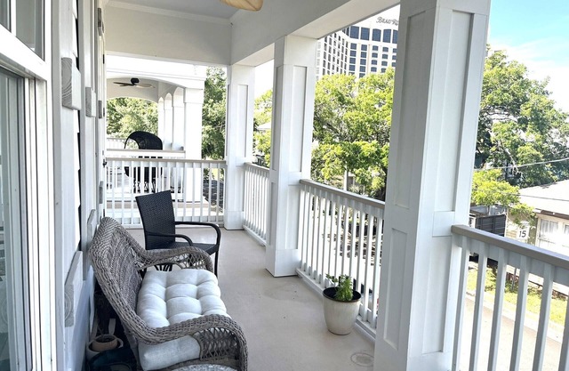 Biloxi Romance - one bed with balcony near Biloxi Beach & one block to casinos!