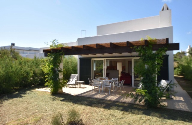 Biniancolla Iris villa with communal pool
