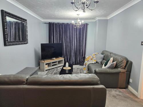 Binley Home with Parking - Ideal for Contractors, Families and Groups, location next to Shopping Park