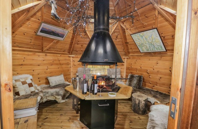 BIRCH, pet friendly, character holiday cottage in Newby Bridge