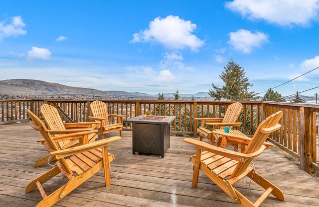 Bird’s Eye View: Spacious Home w/Hot Tub, King Beds & Gorgeous Views