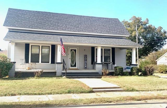 Bison Hall 7, no cleaning fee, near court square