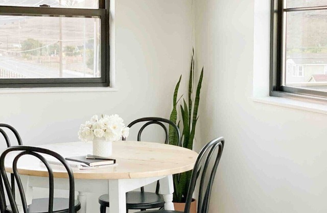 Black Barn Ranch: Pet Friendly with Hill Views + Downtown Close