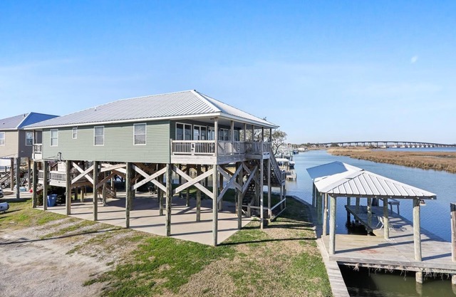 Black Dog Lodge & Fishing Charter- Waterfront!