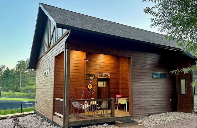 Black Hills Home Cabins—ELOOSIVE MOOSE—in Hill City, near Lake, Mickelson Trail!