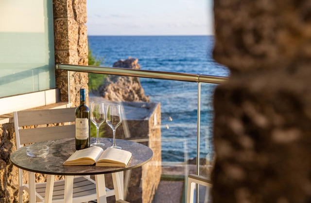 Black Rocks Family, Luxury Seafront Beach Maisonette
