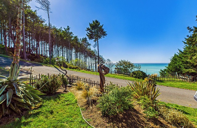 Black Sands Escape- Ocean and Range Views- Comfort