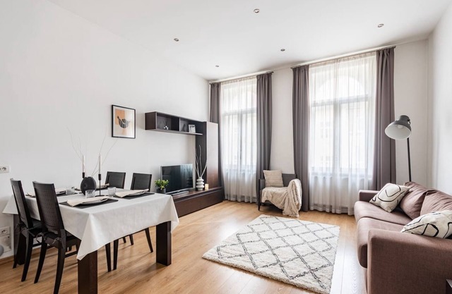Black Swan Apartment - 50 Meters from Dancing House