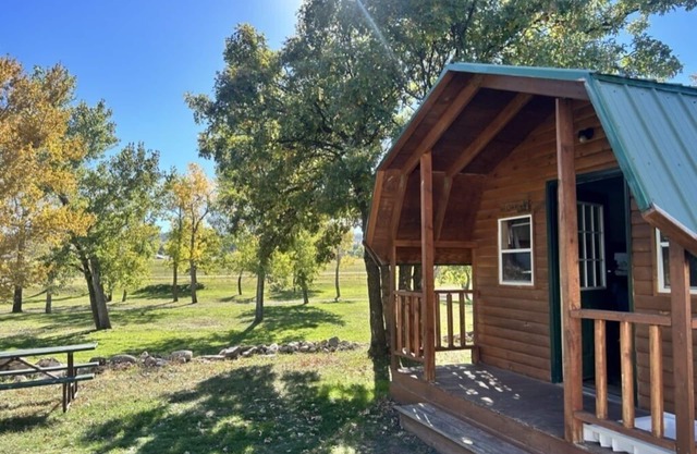 Blackhills Cabin with 2 Twin Beds in Sturgis, SD. Blocks to Downtown, Close to Deadwood, Spearfish and Mt. Rushmore