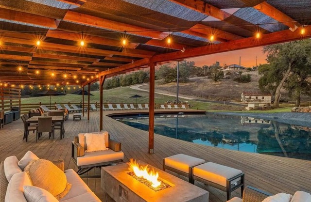 BlackHollow-LuxurySuite-10acres-LargePool-Modern