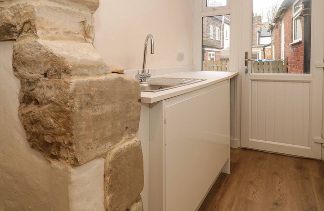 BLACKSMITHS COTTAGE, pet friendly in Brompton
