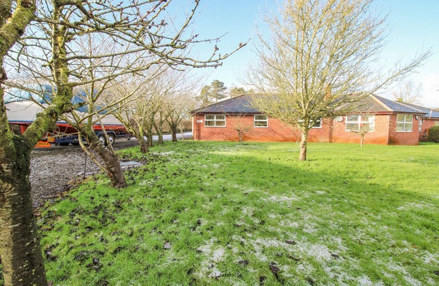 BLACKWATER MEADOWS, pet friendly, with a garden in Ellesmere