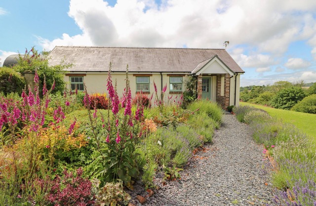 BLAENFFYNNON BACH, pet friendly, country holiday cottage in Crymych