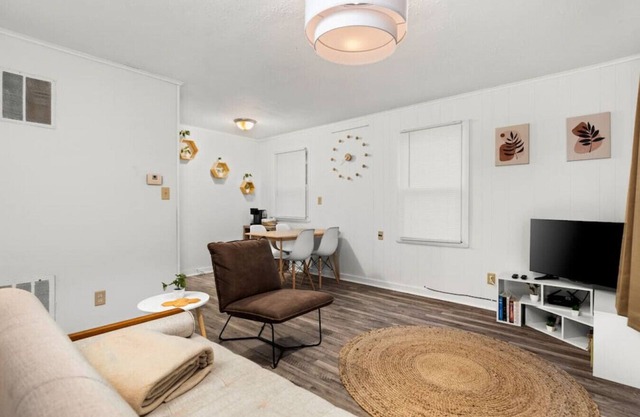 BLISSFULL BOHO COTTAGE - 2BD near the Heights